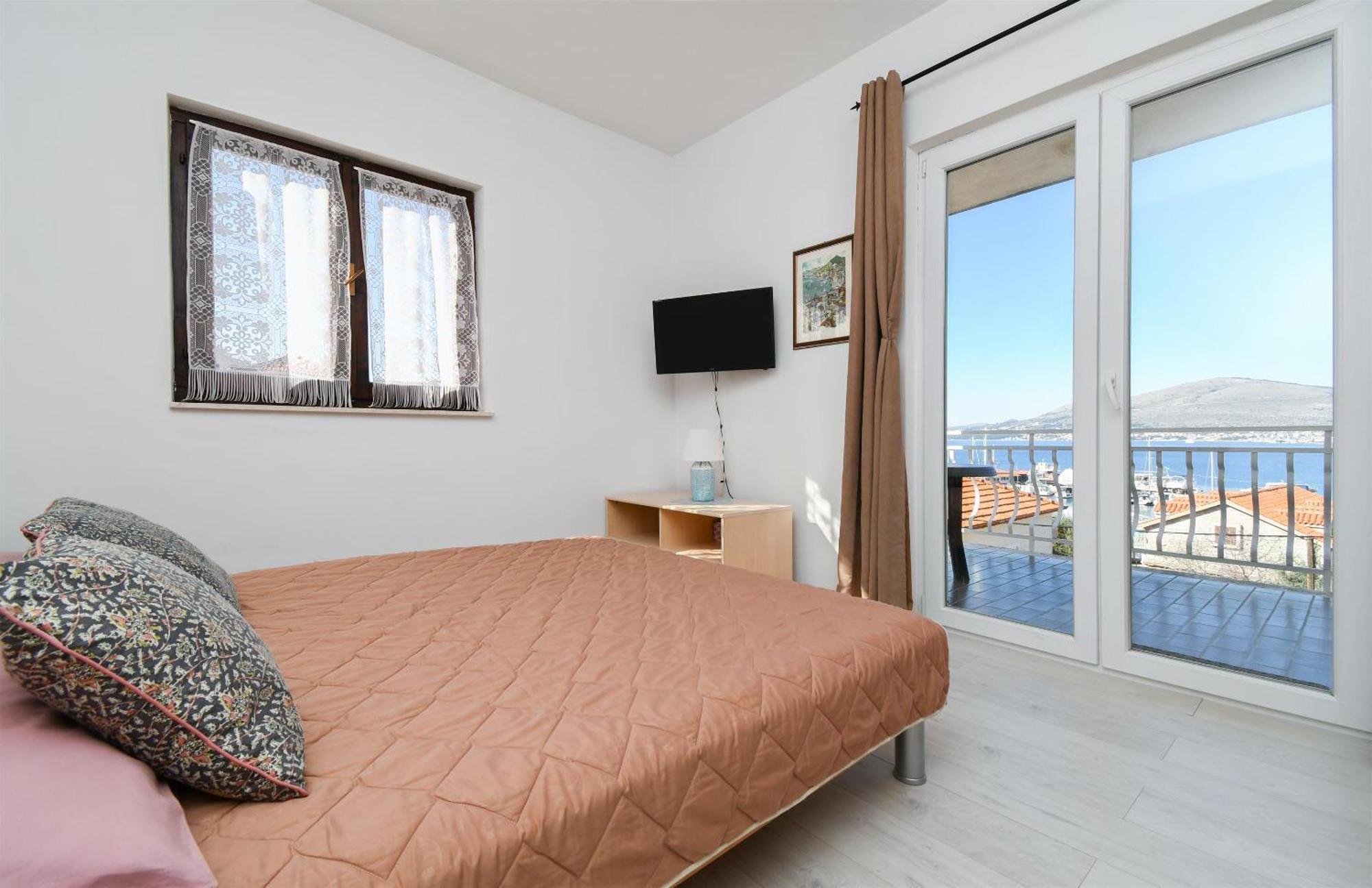 Biserka - 50 M From Apartment Trogir
