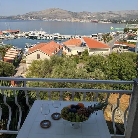 Apartments Biserka - 50 M From Beach Trogir Exterior photo