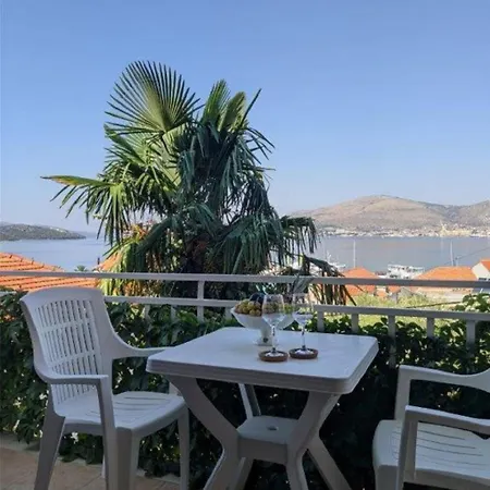 Apartments Biserka - 50 M From Beach Trogir Exterior photo