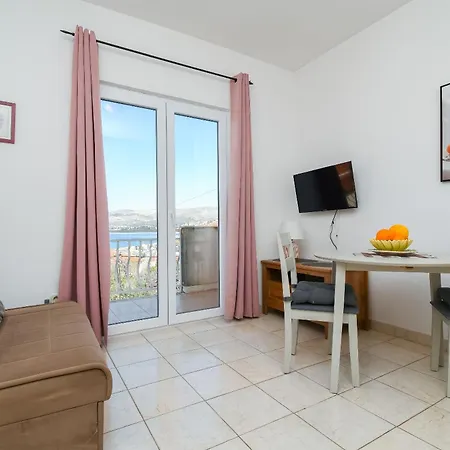 Apartments Biserka - 50 M From Beach Trogir Exterior photo