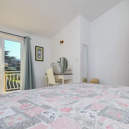 Apartments Biserka - 50 M From Beach Trogir Exterior photo