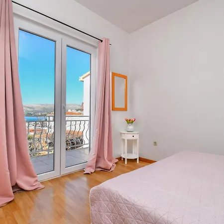 Apartments Biserka - 50 M From Beach Trogir Exterior photo
