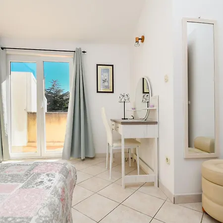 Apartments Biserka - 50 M From Beach Trogir Exterior photo