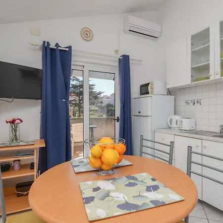 Apartments Biserka - 50 M From Beach Trogir Exterior photo